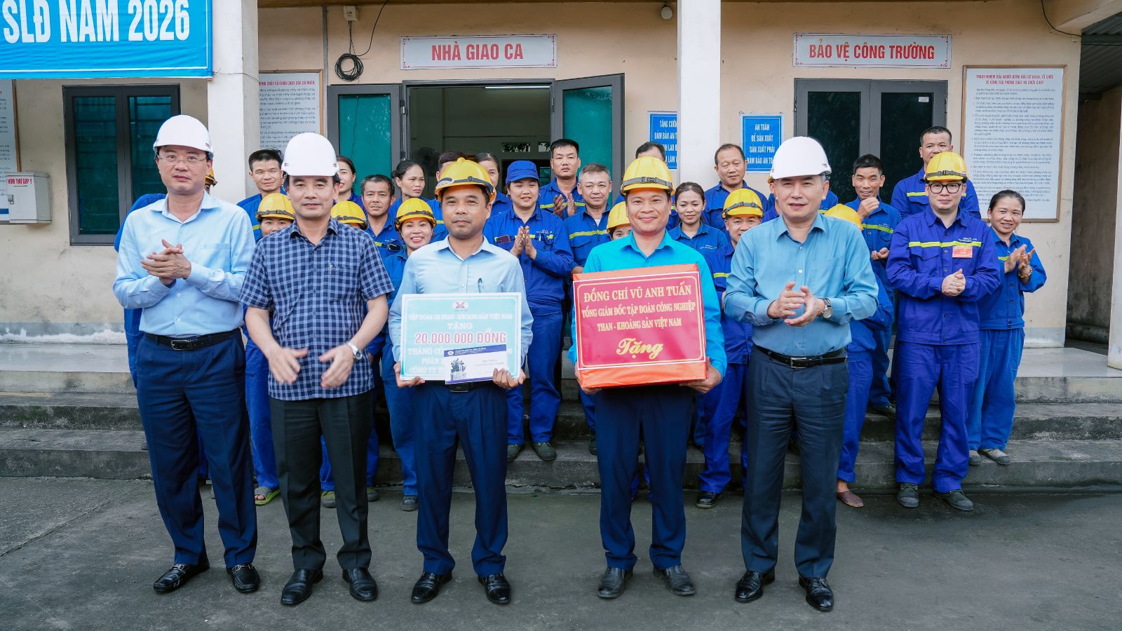 Tổng Giám đốc Tập đoàn Vũ Anh Tuấn thăm, tặng quà công nhân lao động các đơn vị tại Thái Nguyên