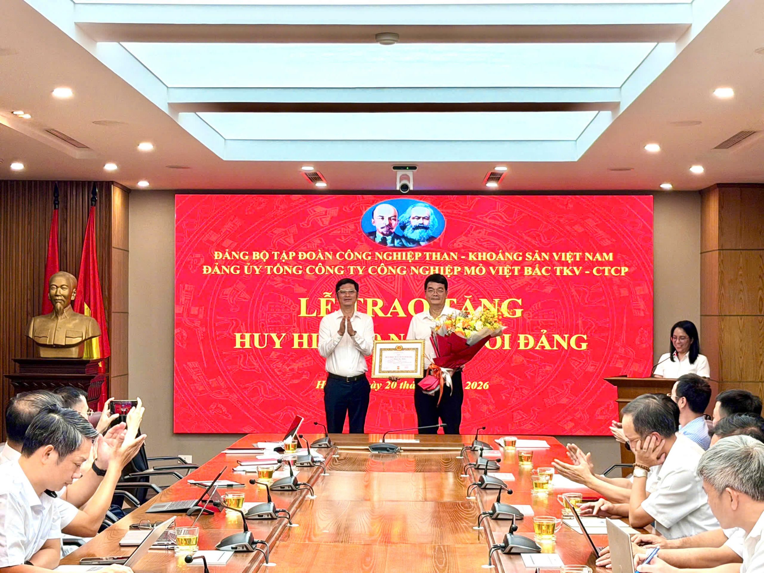Trao Huy hiệu 30 năm tuổi Đảng – Ghi nhận chặng đường cống hiến của người đảng viên