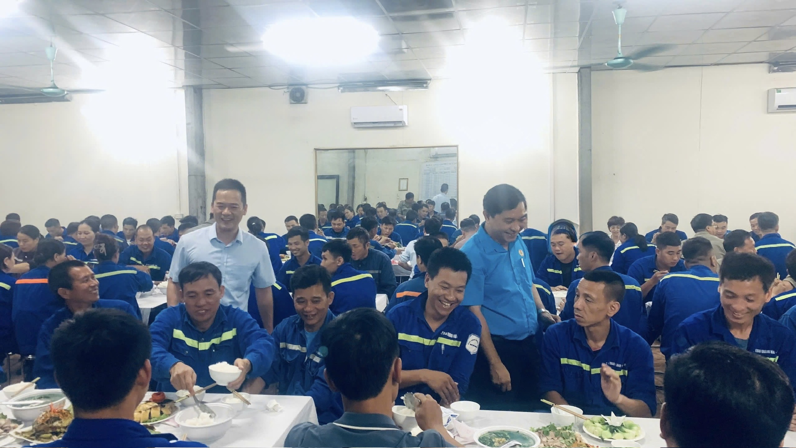 Ấm áp “Bữa cơm Công đoàn” tại Công ty Than Khánh Hòa – VVMI