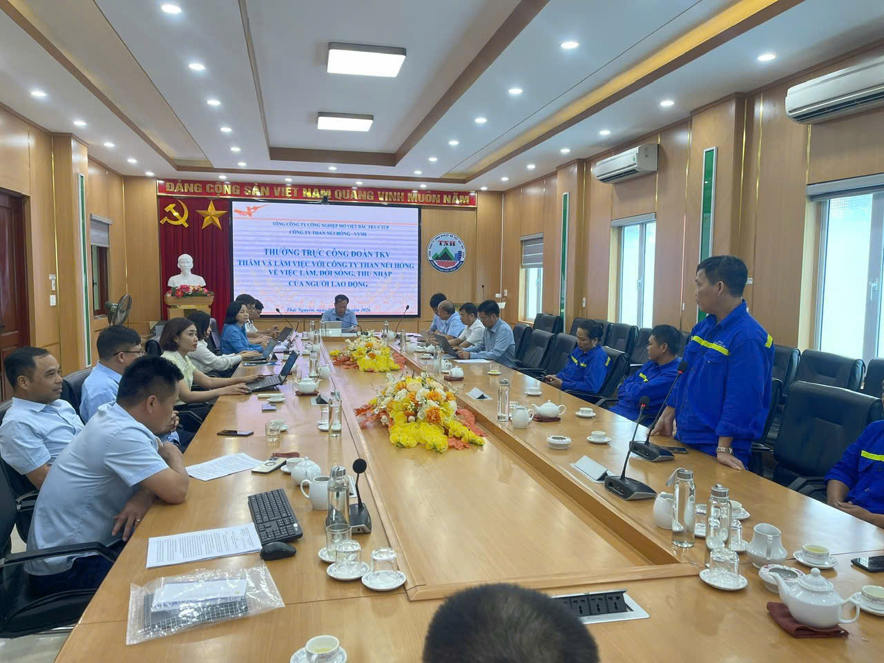 Thường trực Công đoàn TKV làm việc tại Công ty than Núi Hồng – VVMI về tình hình thực hiện việc làm, thu nhập và đời sống người lao động.