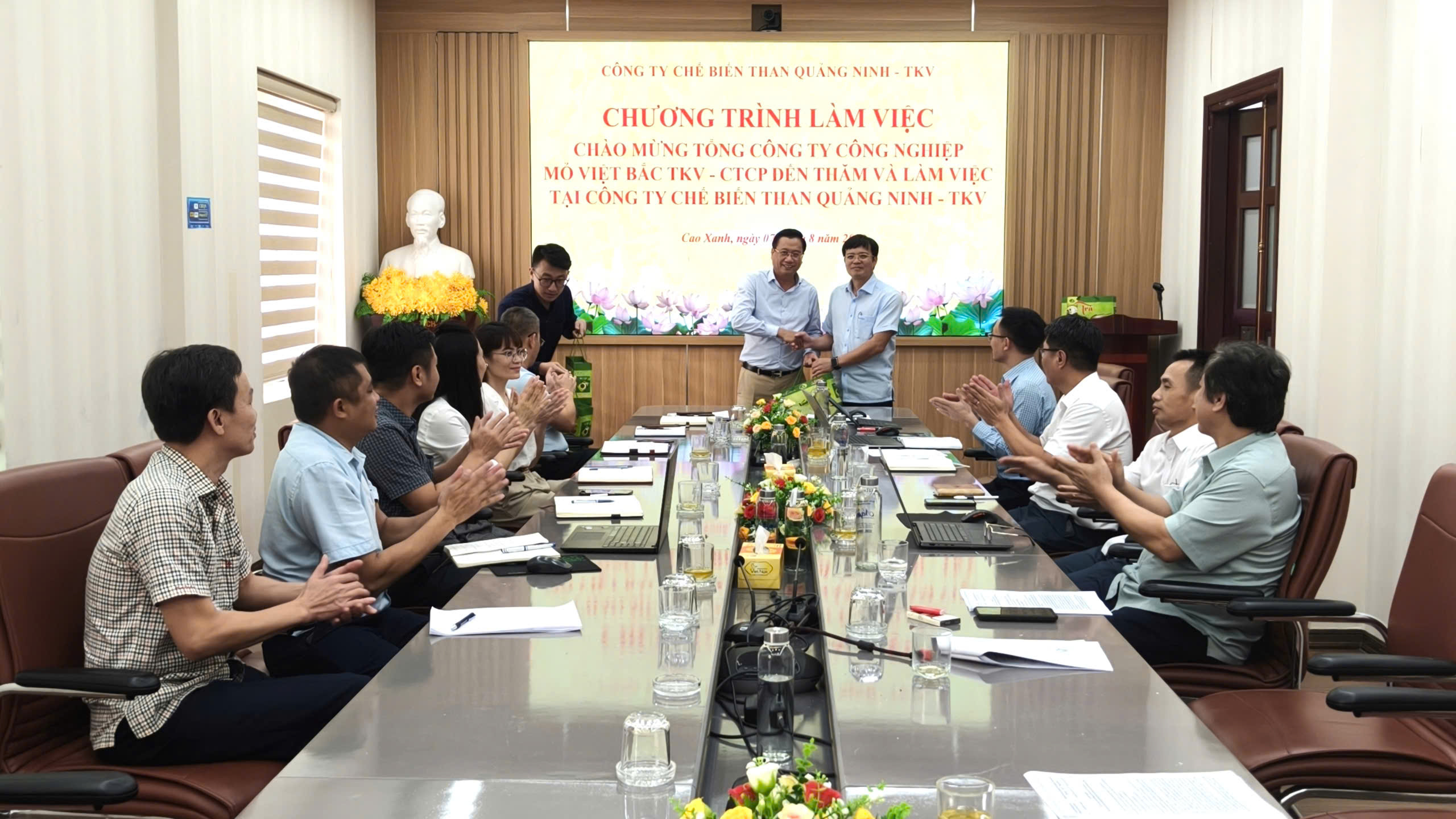 VVMI trao đổi, học hỏi kinh nghiệm về công tác tiêu thụ đất đá thải trong TKV